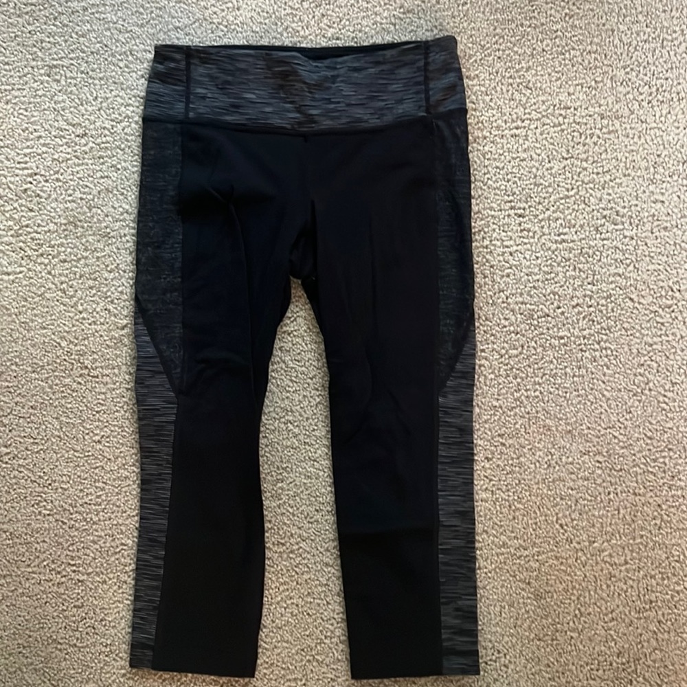 Athleta Womens high waisted cropped leggings. Medium. Black/grey